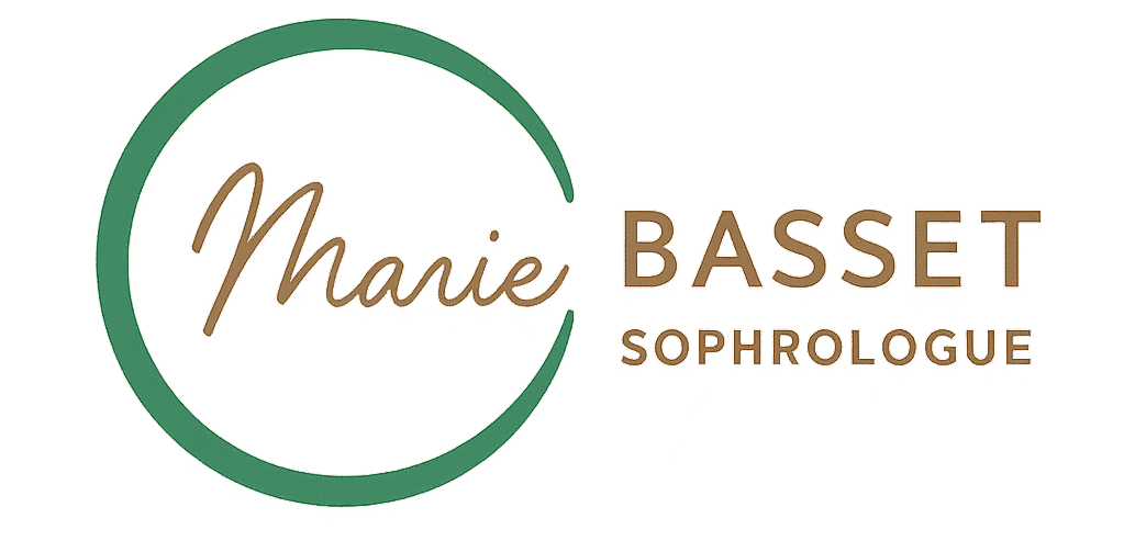 Logo Marie Basset Sophrologue, typographie ocre et cercle vert épuré pour un cabinet de sophrologie.