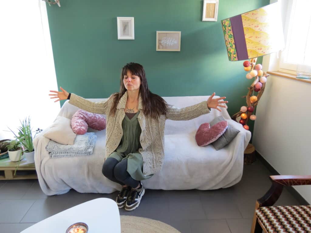 Sophrologue à Millau pratiquant un exercice de relaxation dynamique et de libération des tensions dans son cabinet de bien-être.