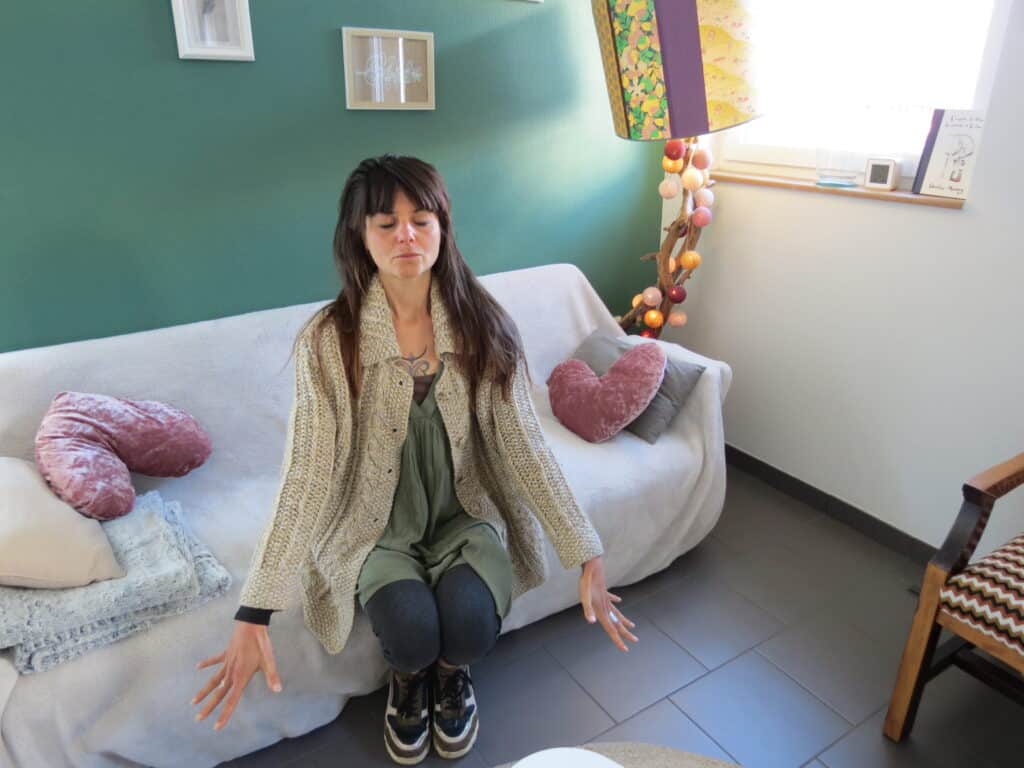 Sophrologue certifiée en Sud Aveyron pratiquant un exercice de méditation et d’ancrage pour apaiser le mental en cabinet de sophrologie.