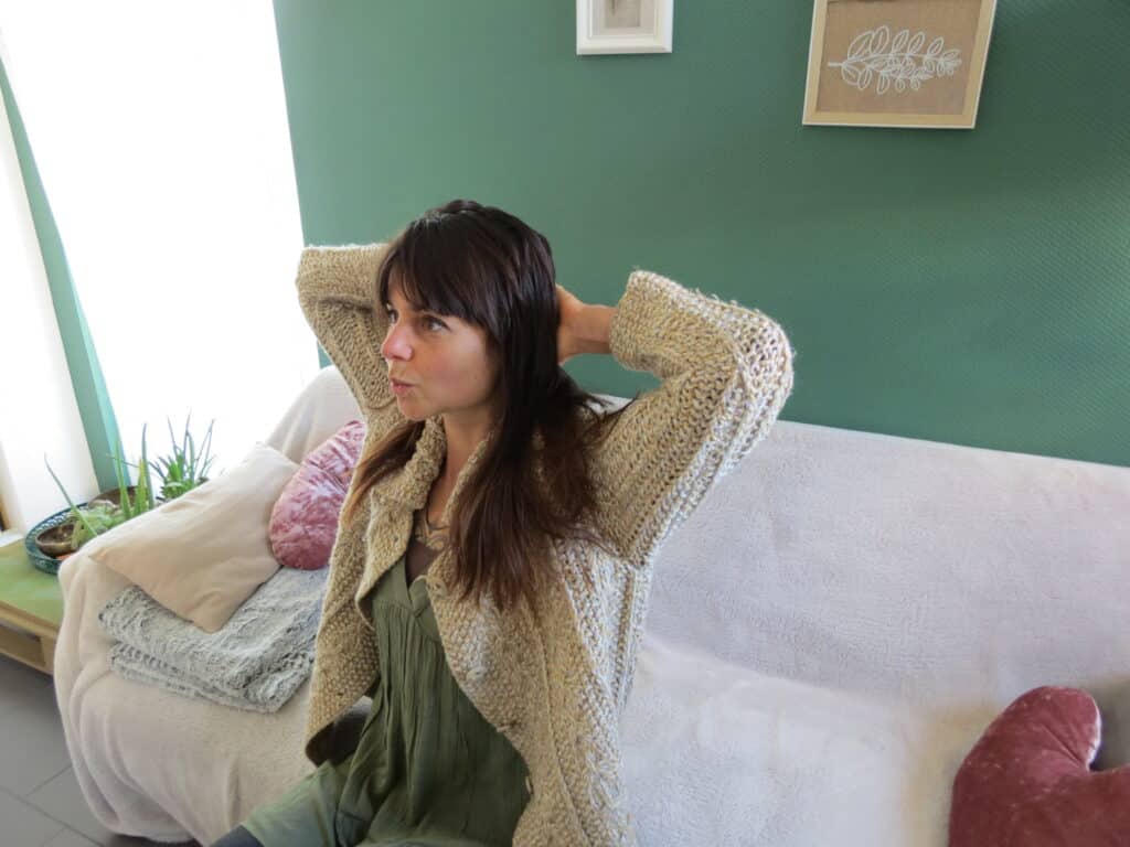 Sophrologue au Massegros effectuant un exercice de respiration et de libération émotionnelle pour la gestion du stress en cabinet de bien-être.